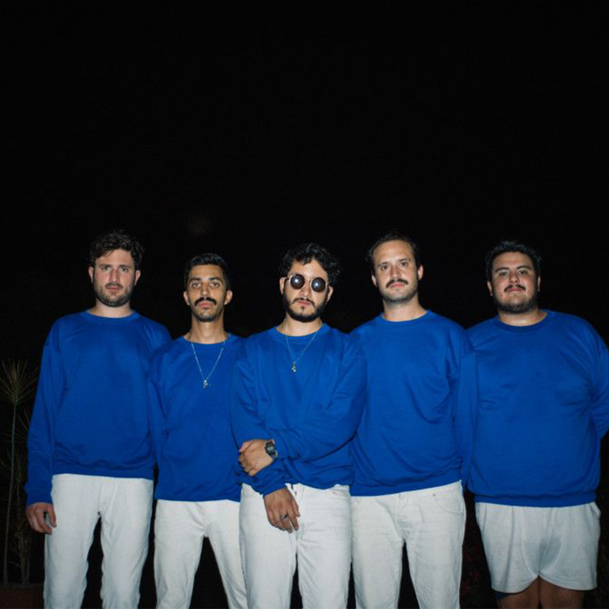 Agrupación de Little Jesus mirando a la cámara y vistiendo un conjunto de pantalón blanco con camisa azul, del lado derecho Carlos Medina, seguido de Fernando Bueno, Santiago Casillas, Arturo Vázquez y Manuel Sánzhez 